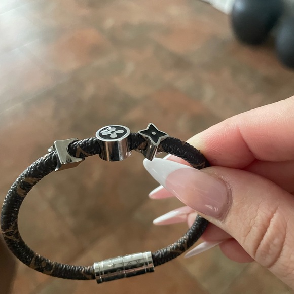 Gorgeous monogram, magnetic closure bracelet - Picture 5 of 7